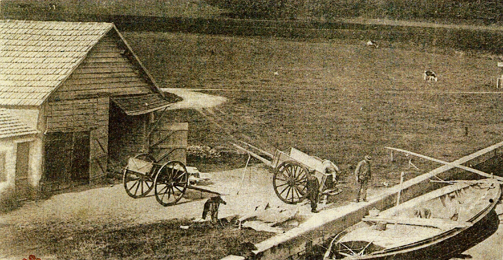 19070000 PONT-FARCY Bannes et banneaux sur le terre-plein du port.jpg